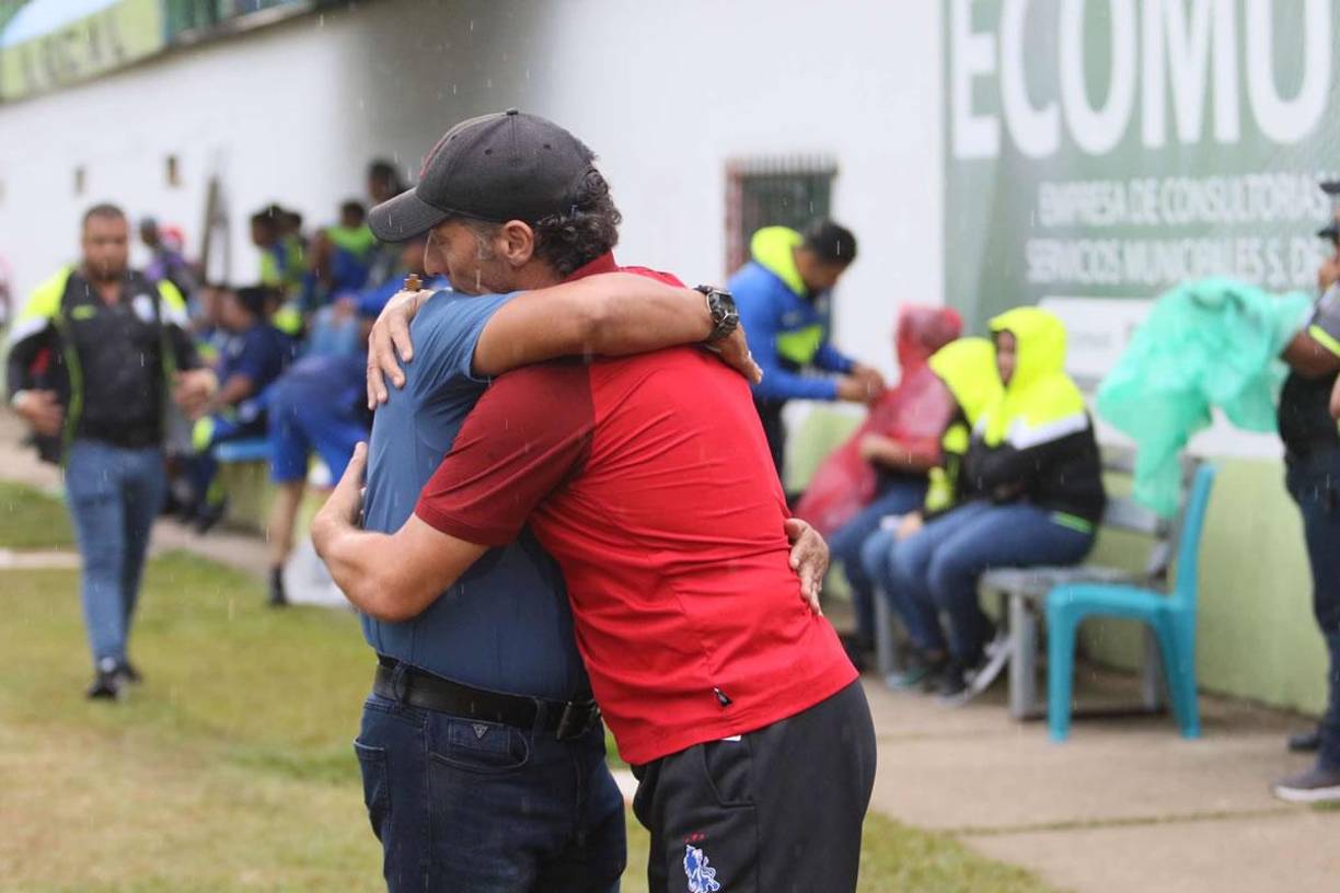 Saludo de entrenadores. El cariñoso abrazo de Pedro Troglio con Humberto Rivera antes del comienzo del partido en Olancho.