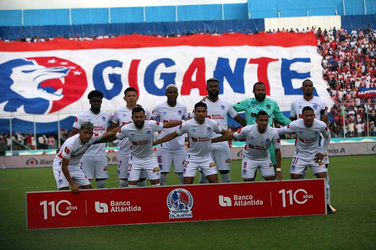 Los 11 titulares del Olimpia posando antes del inicio del partido contra el Génesis.
