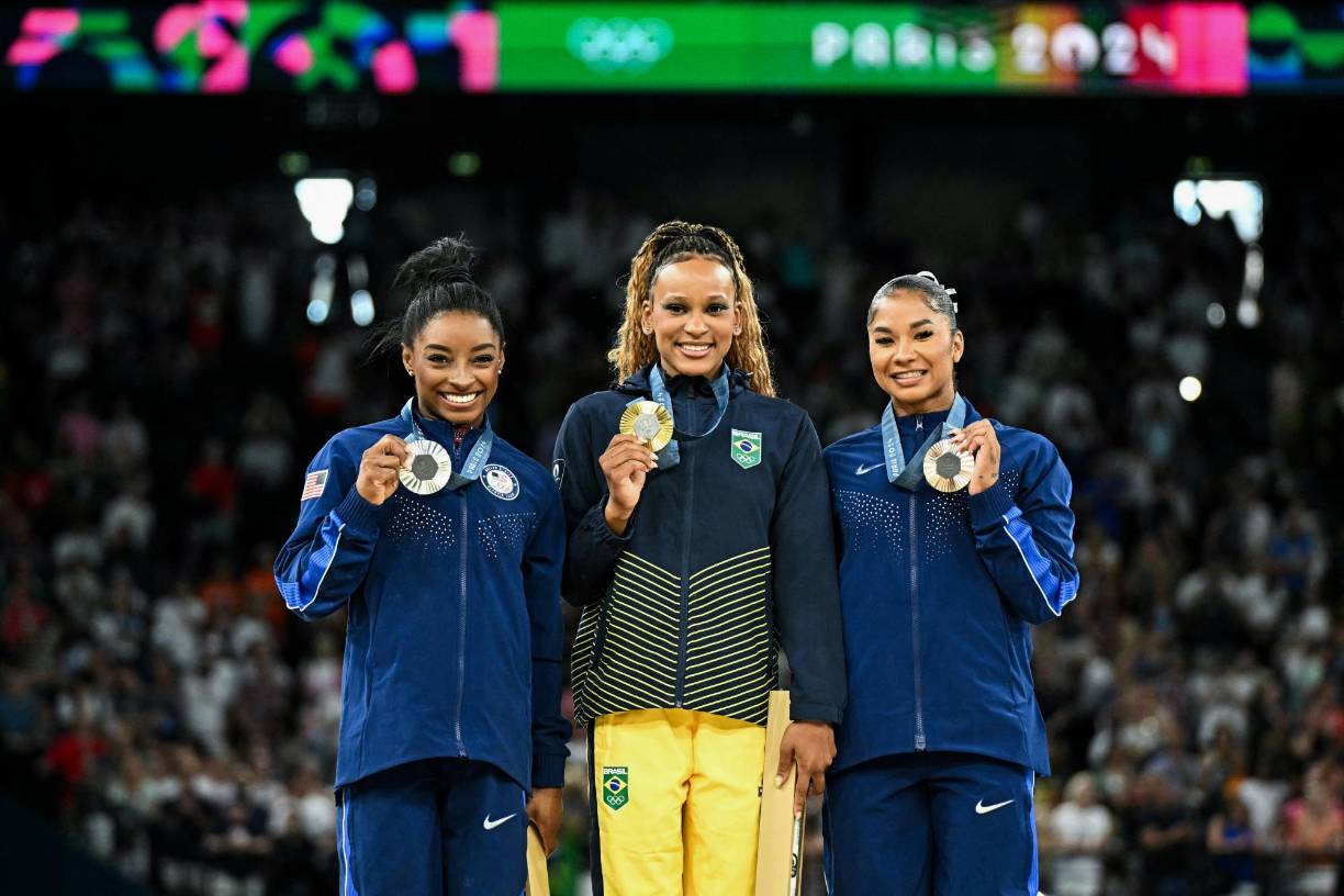 La gimnasta brasileña Rebeca Andrade conquistó el oro de suelo el 5 de agosto, al finalizar por delante de la estrella estadounidense Simone Biles.
