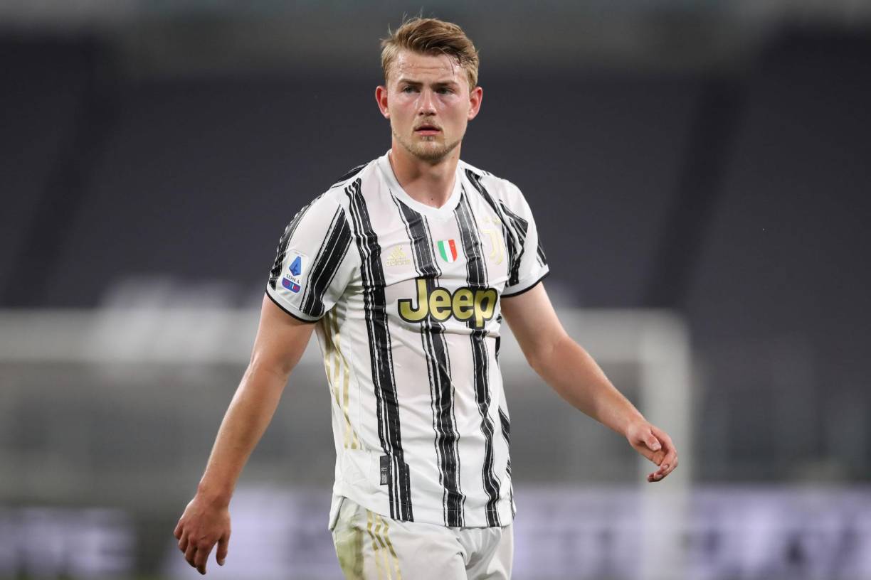 Matthijs de Ligt no parece estar del todo contento en la Juventus, existiendo por primera vez fuertes rumores acerca de su posible salida a final de temporada, en un movimiento que vendría orquestado por un su agente Mino Raiola que ya estaría moviendo las fichas para sacar al central de la ‘Vecchia Signora’, en una operación complicada en lo económico ya que el cuadro bianconeri se agarra a la cláusula de rescisión que asciende a 125 millones de euros. El Barcelona ha estado interesado en el defensa holandés.