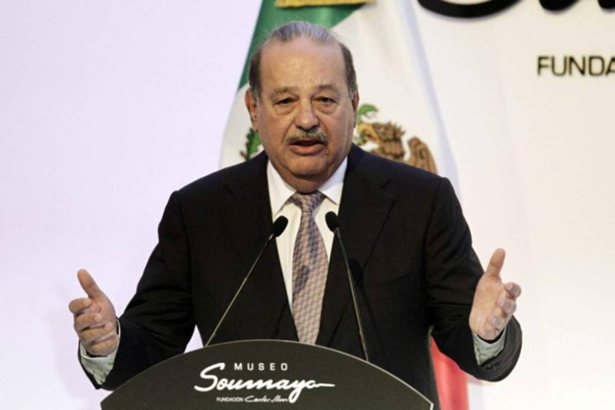 4. Carlos Slim: El patrimonio del millonario mexicano recibió un golpe de 27,100 millones de dólares (mdd) durante 2015, lo que motivó su caída del segundo al cuarto sitio del conteo, principalmente debido a que las acciones de su principal fuente de ingresos, América Móvil, perdieron más de 25% durante 2015.