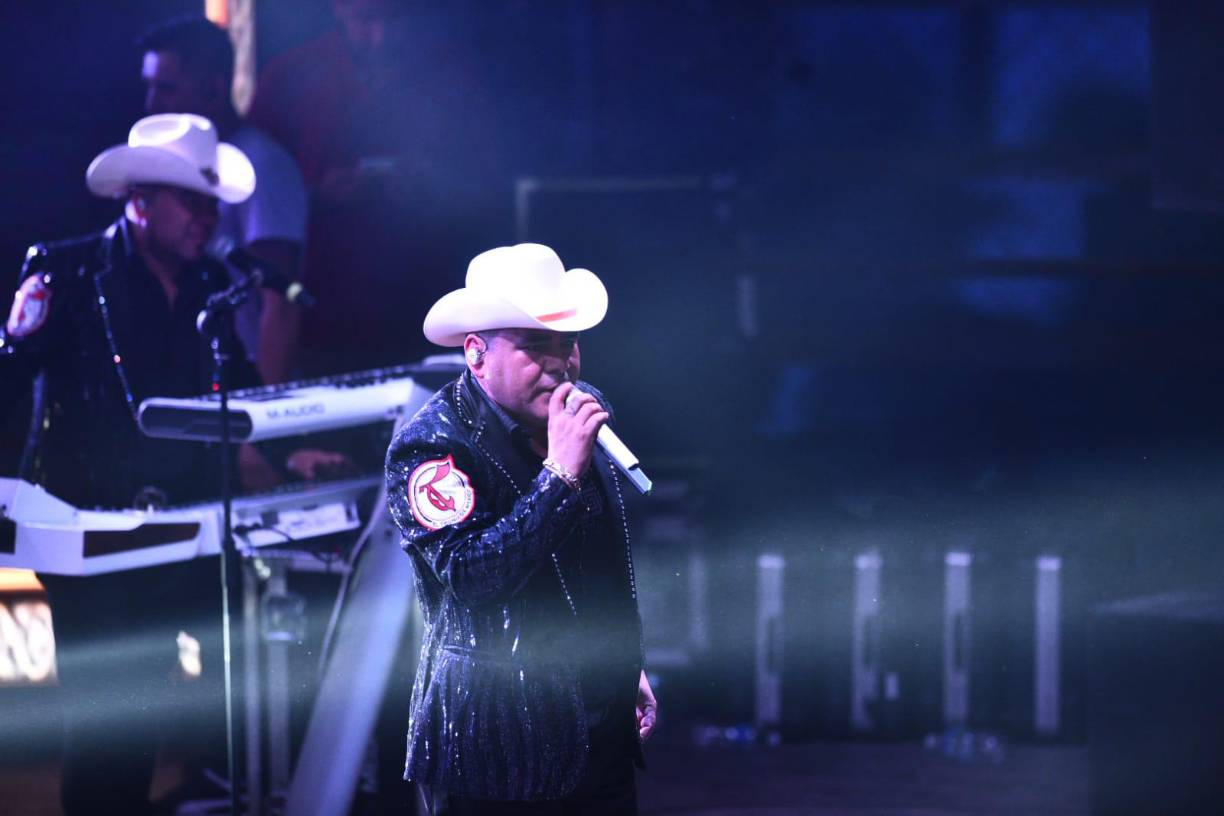 Sampedranos cantan y bailan al ritmo de El Trono de México