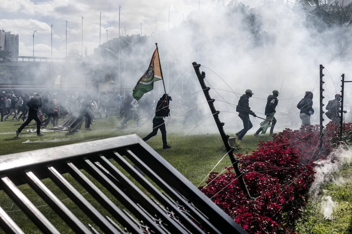 El asalto al Parlamento de Kenia por parte de manifestantes contrarios a un polémico proyecto de ley de subidas fiscales sumió este martes al país en el caos, en una jornada de protestas sin precedentes que provocó la muerte de al menos 17 personas a manos de la Policía y el despliegue del Ejército.