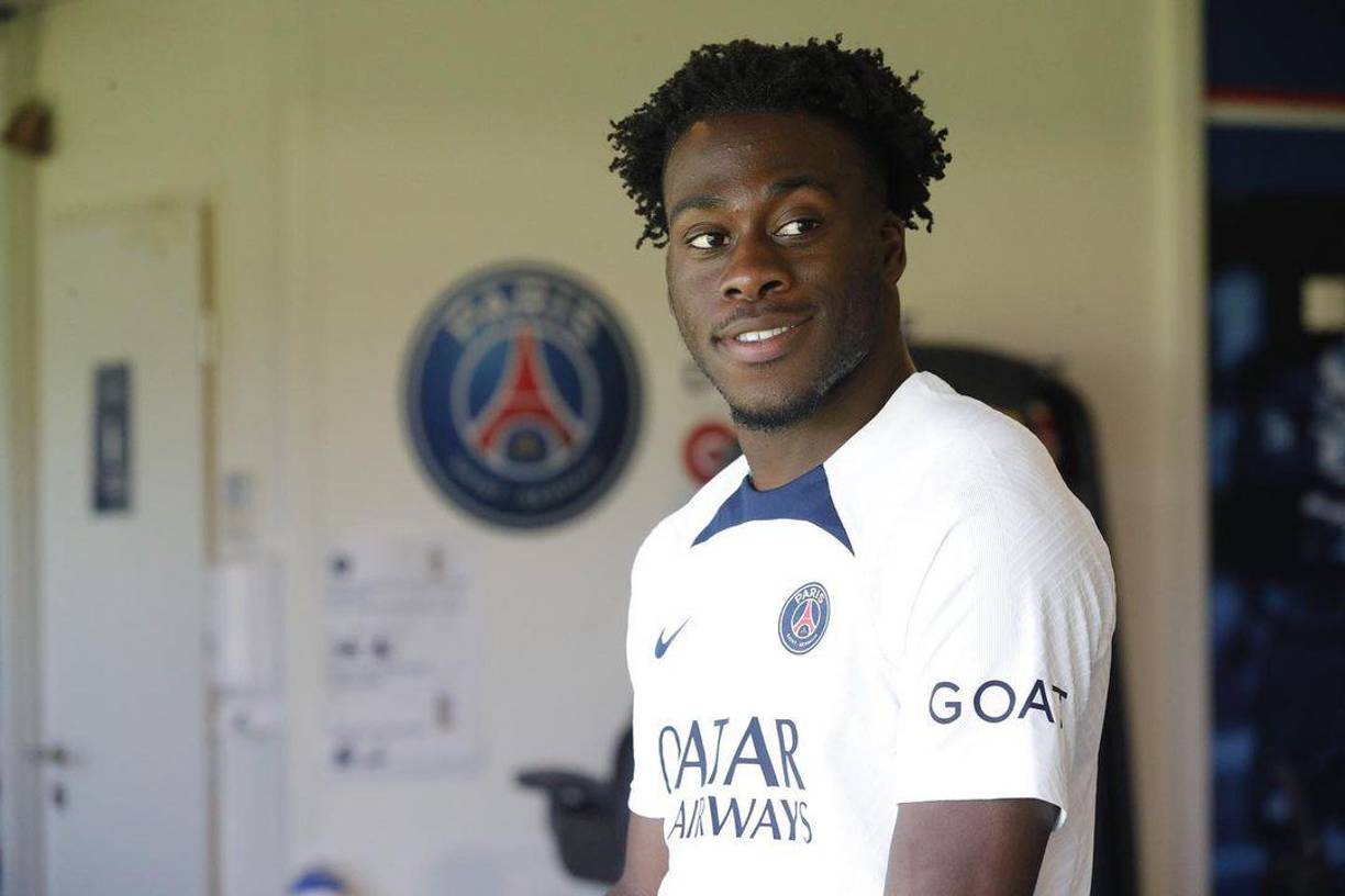 Otro malestar de los cracks del PSG es el hecho que vendieron al joven delantero Arnaud Kalimuendo. El atacante fue vendido al Rennes y eso provocó el malestar en el equipo parisino.