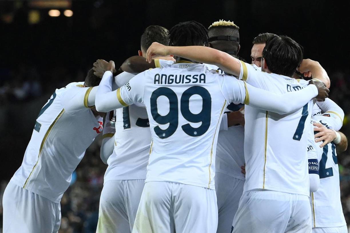 El festejo de los jugadores del Napoli tras el gol de Piotr Zielinski..