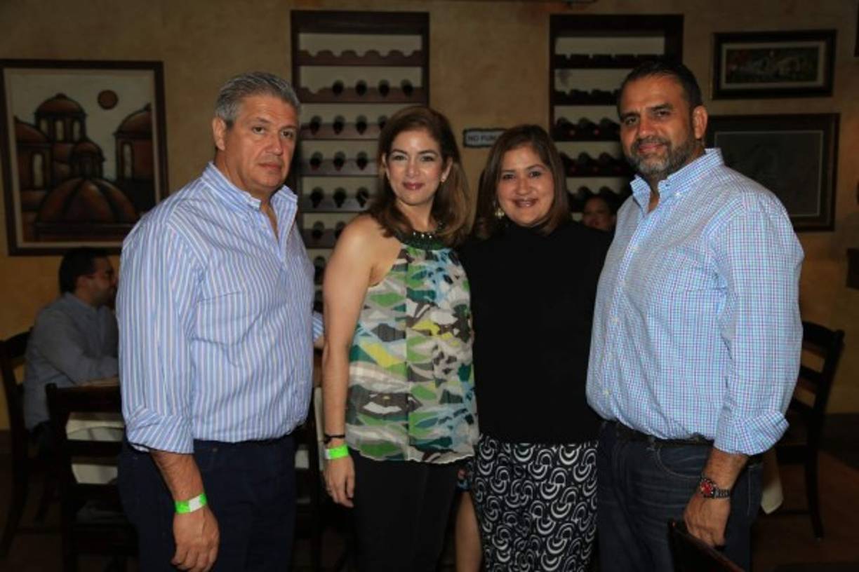 Juan Carlos y Ruth Marie Sabillón con Isabel y Sergio Díaz.