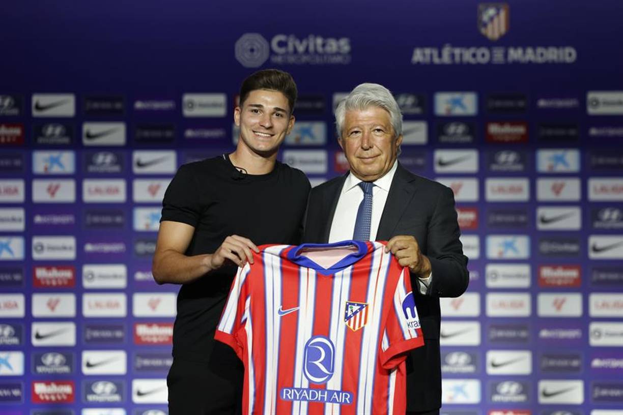 Julián Álvarez fue presentado por el Atlético de Madrid: “Sentía que necesitaba un cambio en mi carrera, buscar un nuevo desafío y siento que este es un club que me brinda el espacio para tener mi mejor versión como futbolista”.