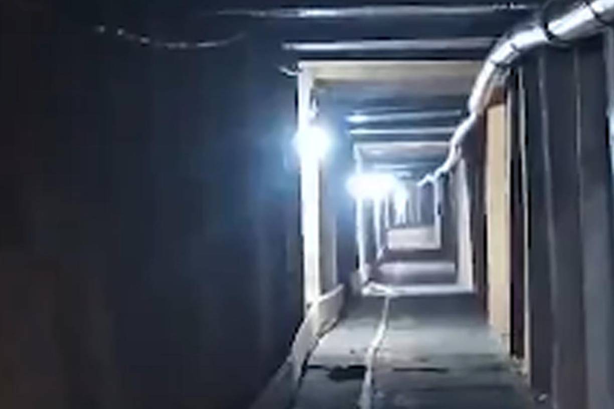 En ese entonces lo ladrones escaparon a través de un túnel mientras simulaba la continuidad de una toma de rehenes. 