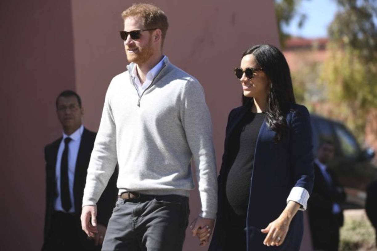 Meghan estaba vestida casualmente con un blazer Alice + Olivia y unos jeans ajustados combinados y unas zapatillas cómodas.