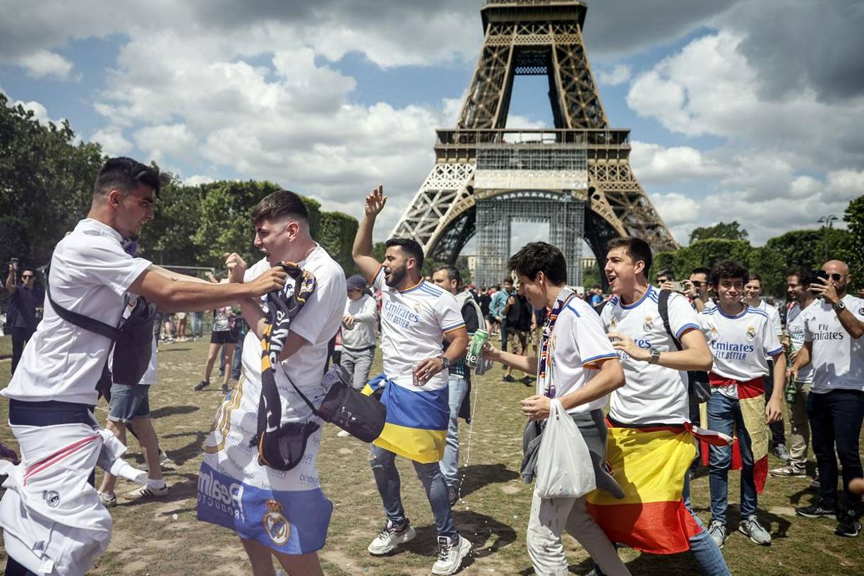 Los aficionados del Real Madrid pusieron el ambiente en la Torre Eiffel.