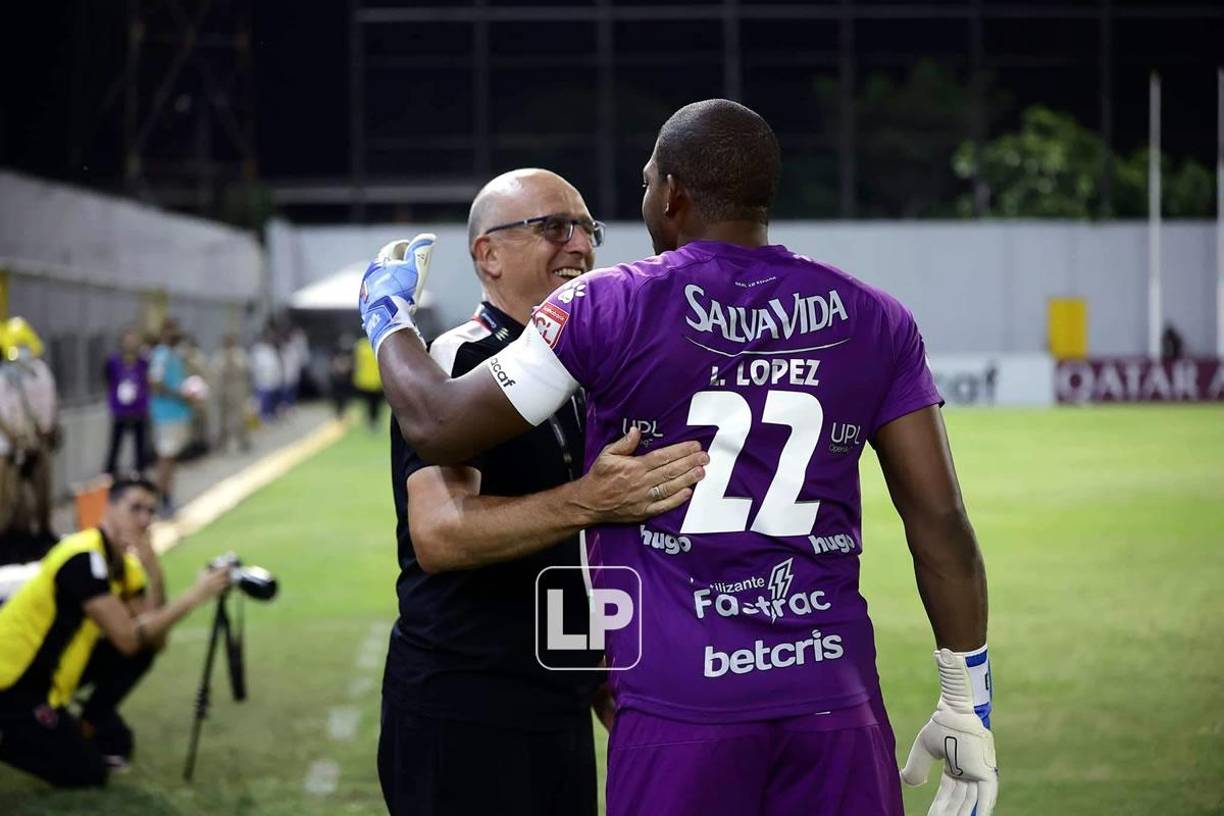 Luis ‘Buba‘ López se acercó al banquillo del Alajuelense para saludar a Fabián Coito, ex entrenador de la Selección de Honduras.