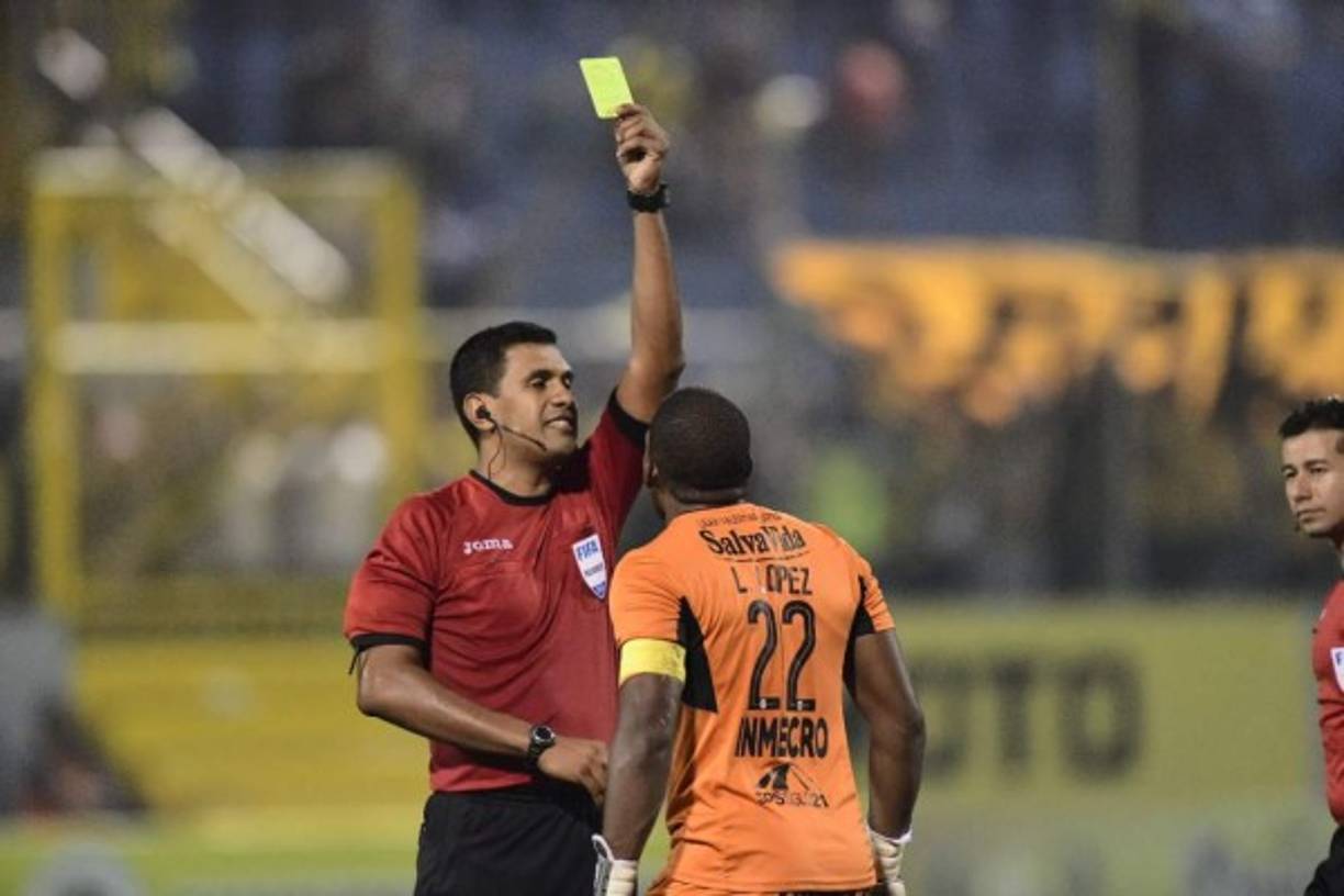 Raúl Castro le muestra tarjeta amarilla a Luis 'Buba' López.