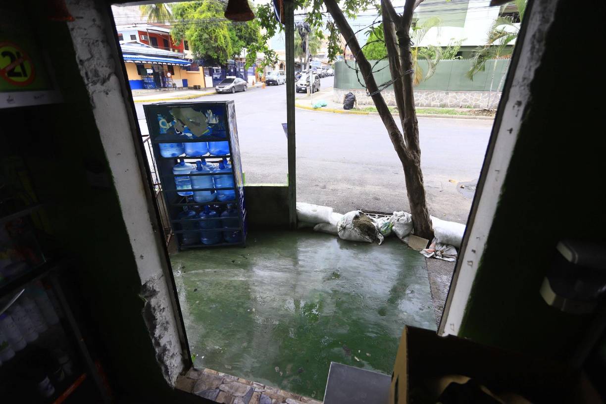 La tarde-noche de este recién pasado lunes los residentes temieron un suceso parecido al de hace casi una década, pues la tormenta que se registró sobre la ciudad causó pequeñas filtraciones de aguas en algunas casas y negocios, lo que generó angustia entre las familias del barrio Paz Barahona. Al igual que los emprendedores, quienes cada vez que el cielo se nubla sobre la ciudad, temen por lo que pueda pasar con sus productos o materiales.
