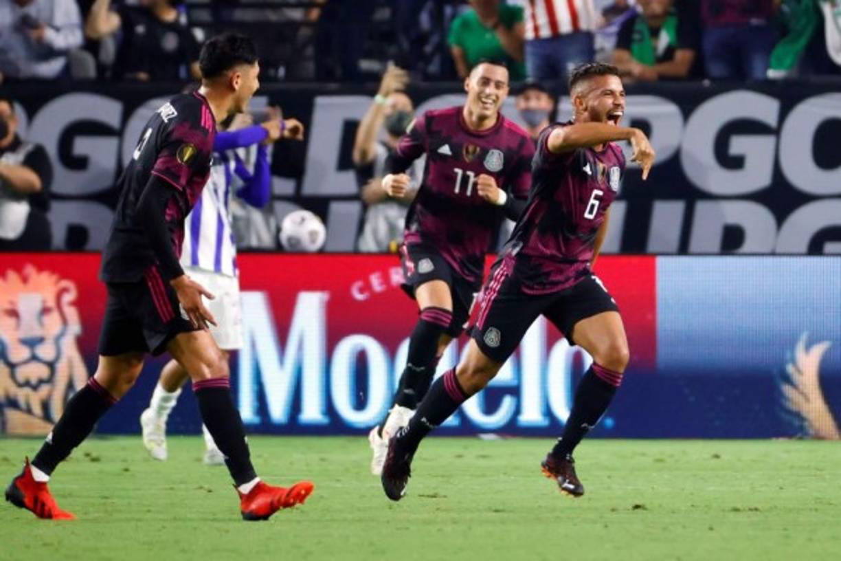 'Yo mando aquí'. Así celebró Jonathan Dos Santos su gol para el 2-0 de México ante Honduras.