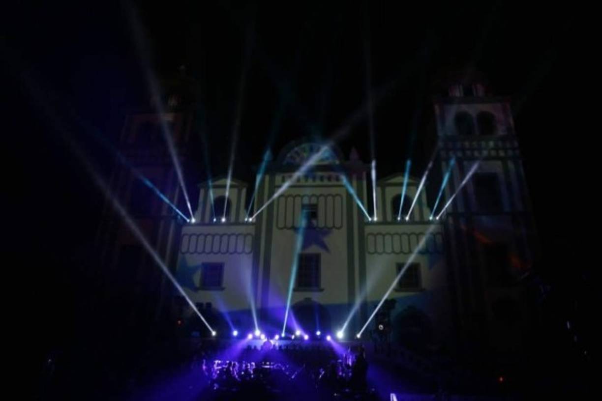 Los fuegos artificiales iluminaron todo el sector de Suyapa, con una emotiva leyenda que invita a disfrutar la temporada en comunión.