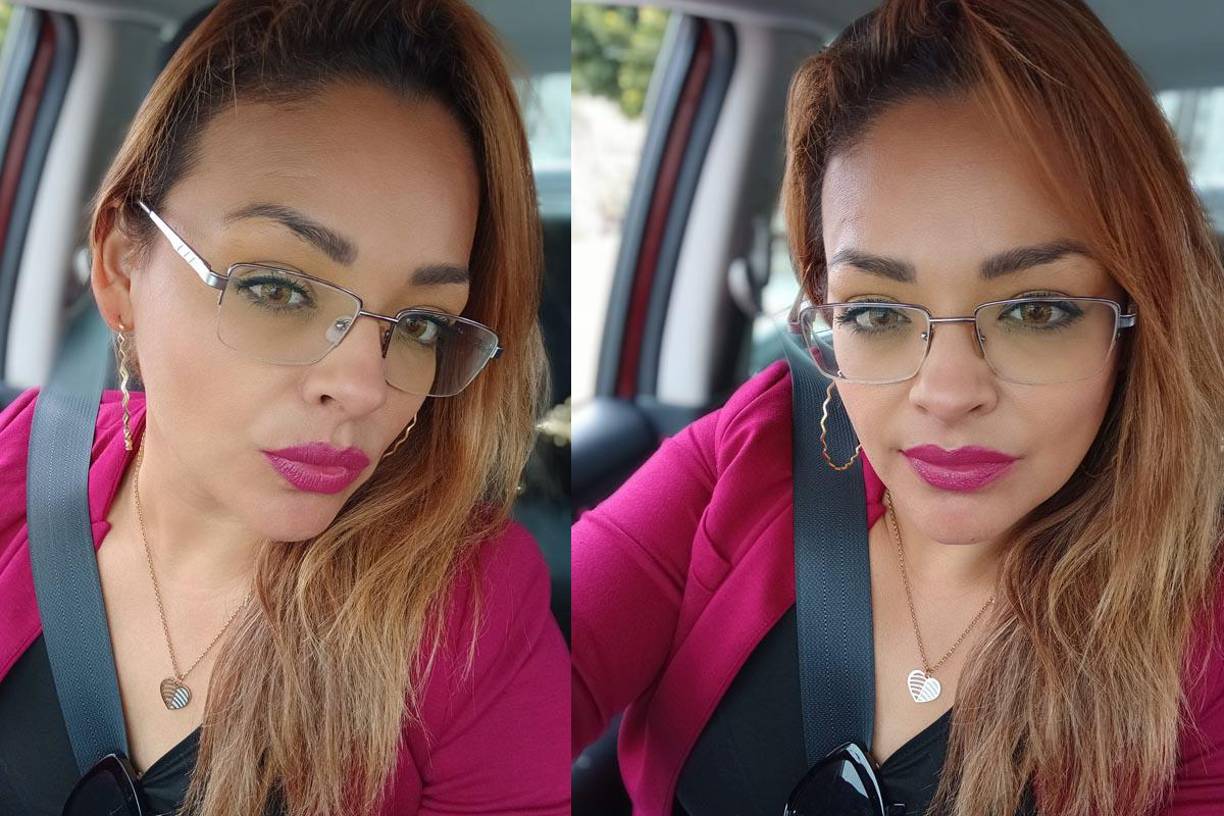 En la mano derecha tiene el nombre “Dominicke”.