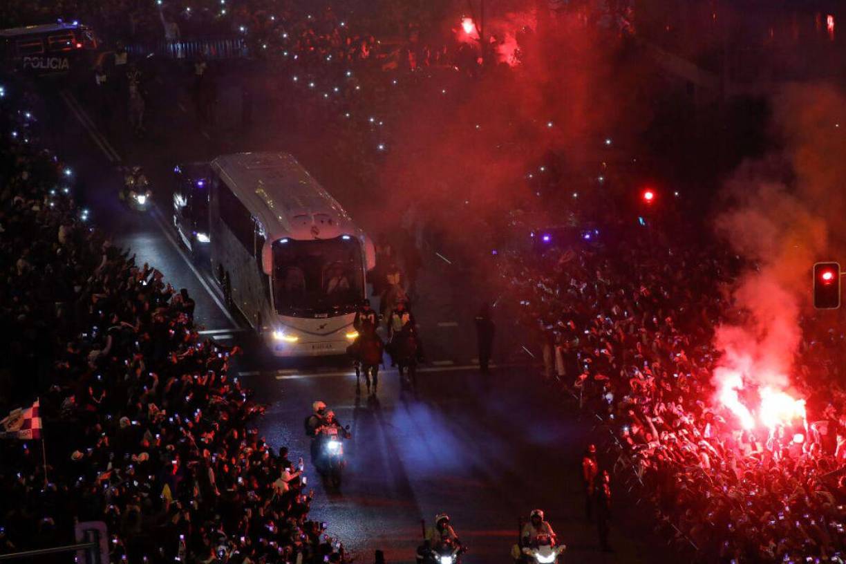 Los aficionados del Athletic Club de Bilbao lanzaron botellas y otros objetos al autobús en el que viajaban los jugadores del Real Madrid.