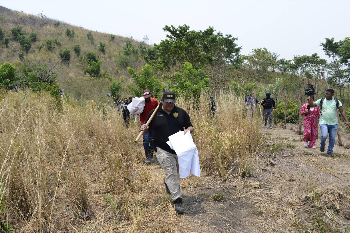 En muchos casos, las bandas suelen torturar, asesinar y, en algunos casos, enterrar aún con vida a sus víctimas. 