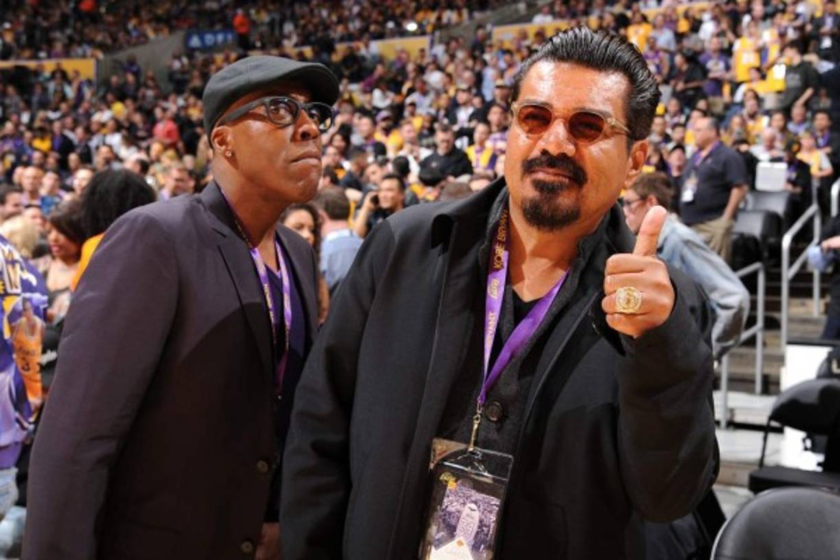 Los comediante Arsenio Hall y George Lopez.