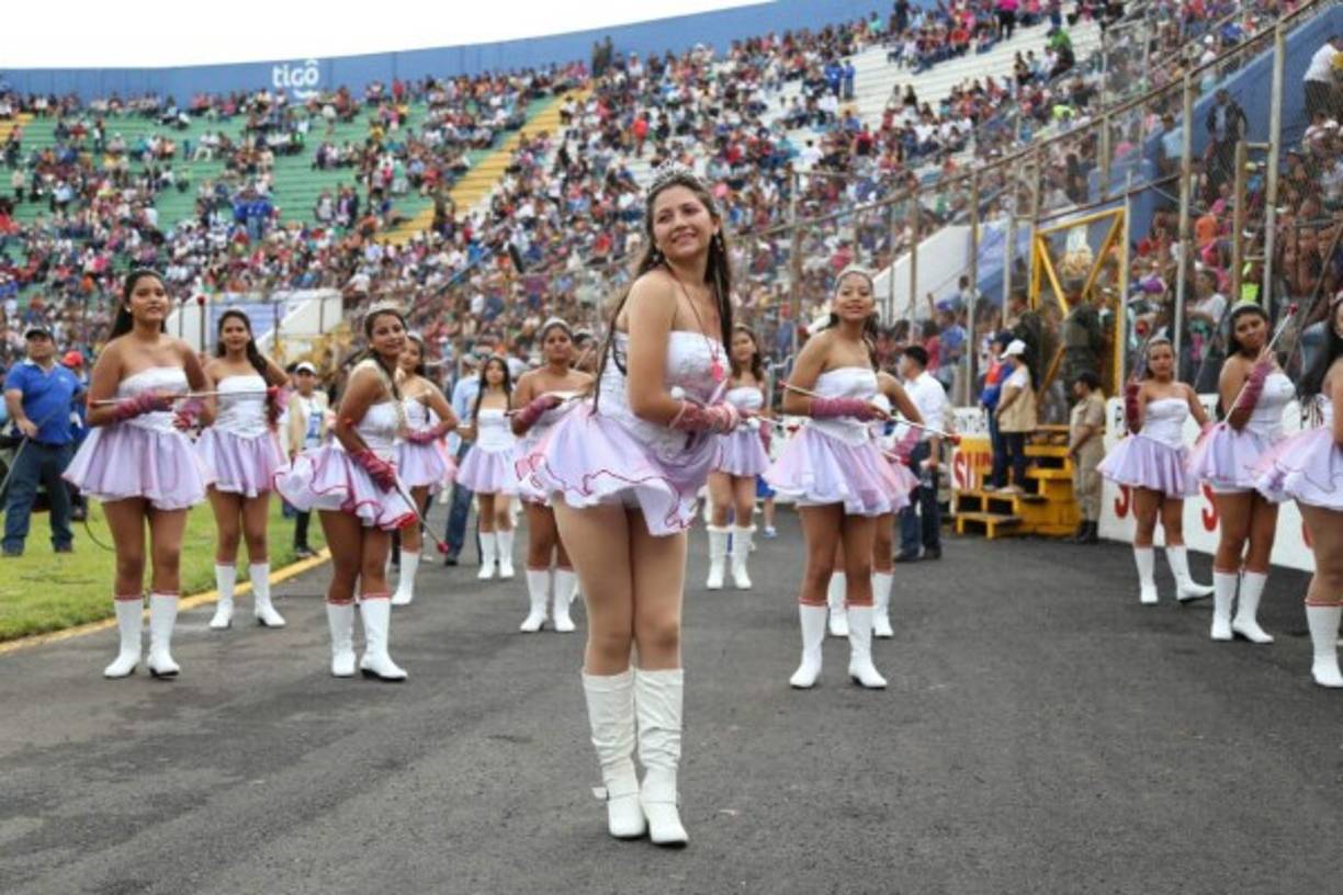 Las palillonas que se robaron el show en los desfiles de Independencia Patria en Tegucigalpa.
