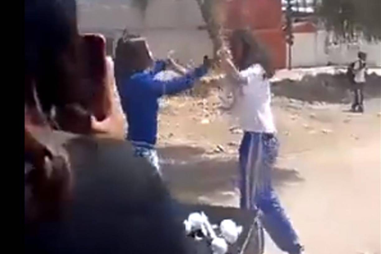 Una adolescente de 14 años fue detenida acusada de haber provocado lesiones mortales a una compañera de escuela, informó la fiscalía del Estado de México, un caso que conmocionó al país.