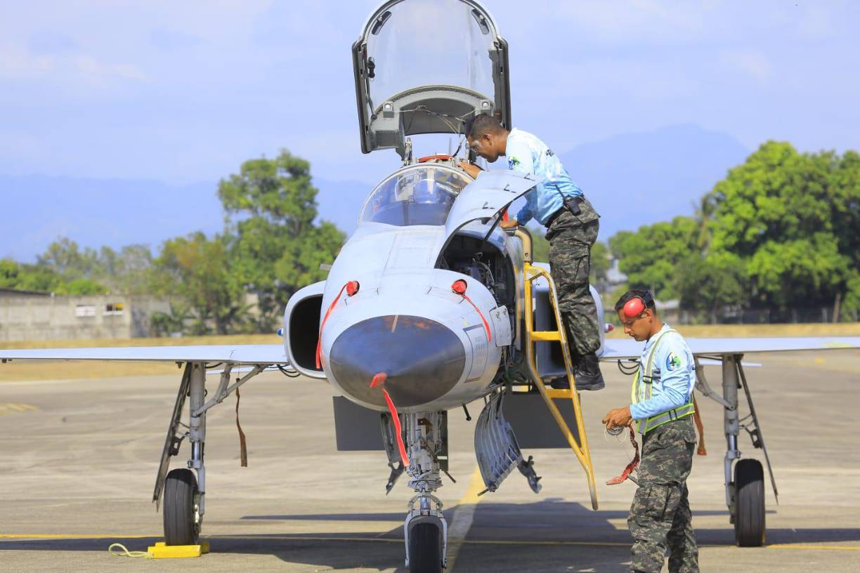 También hay rapel, sobre vuelo y expo estática del popular avión F-5, presentación de un pelotón de Tiempos Perdidos de laAcademia Militar de Aviación.