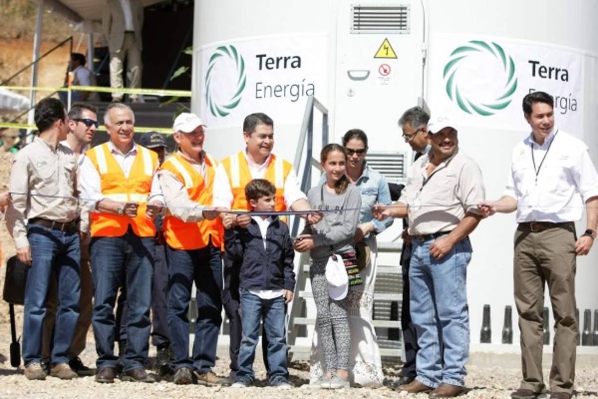 El presidente de Honduras, Juan Orlando Hernández, junto al presidente de Terra Energía, Fredy Nasser, y otros invitados al momento del corte de la cinta inaugural.