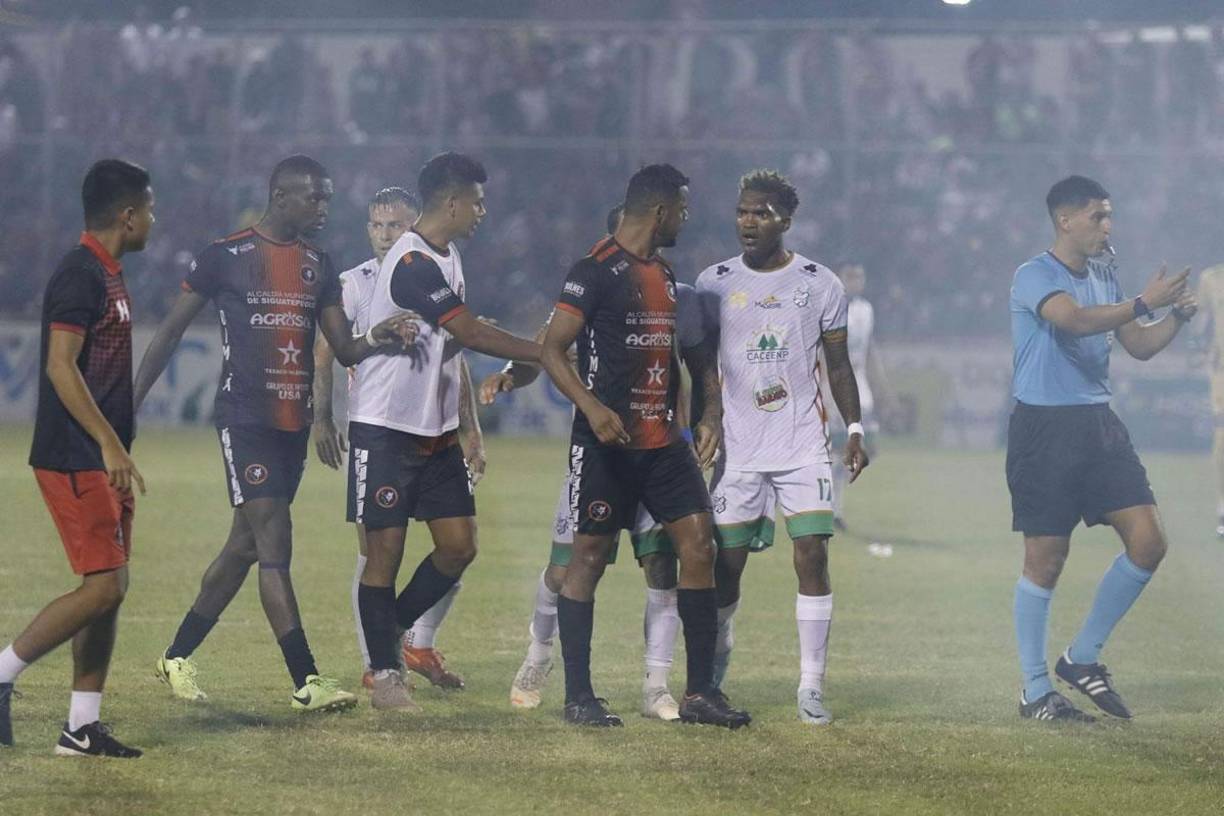 ‘Pali‘ Castillo se encaró con el defensa del Independiente, Samuel ‘Chama‘ Córdova.