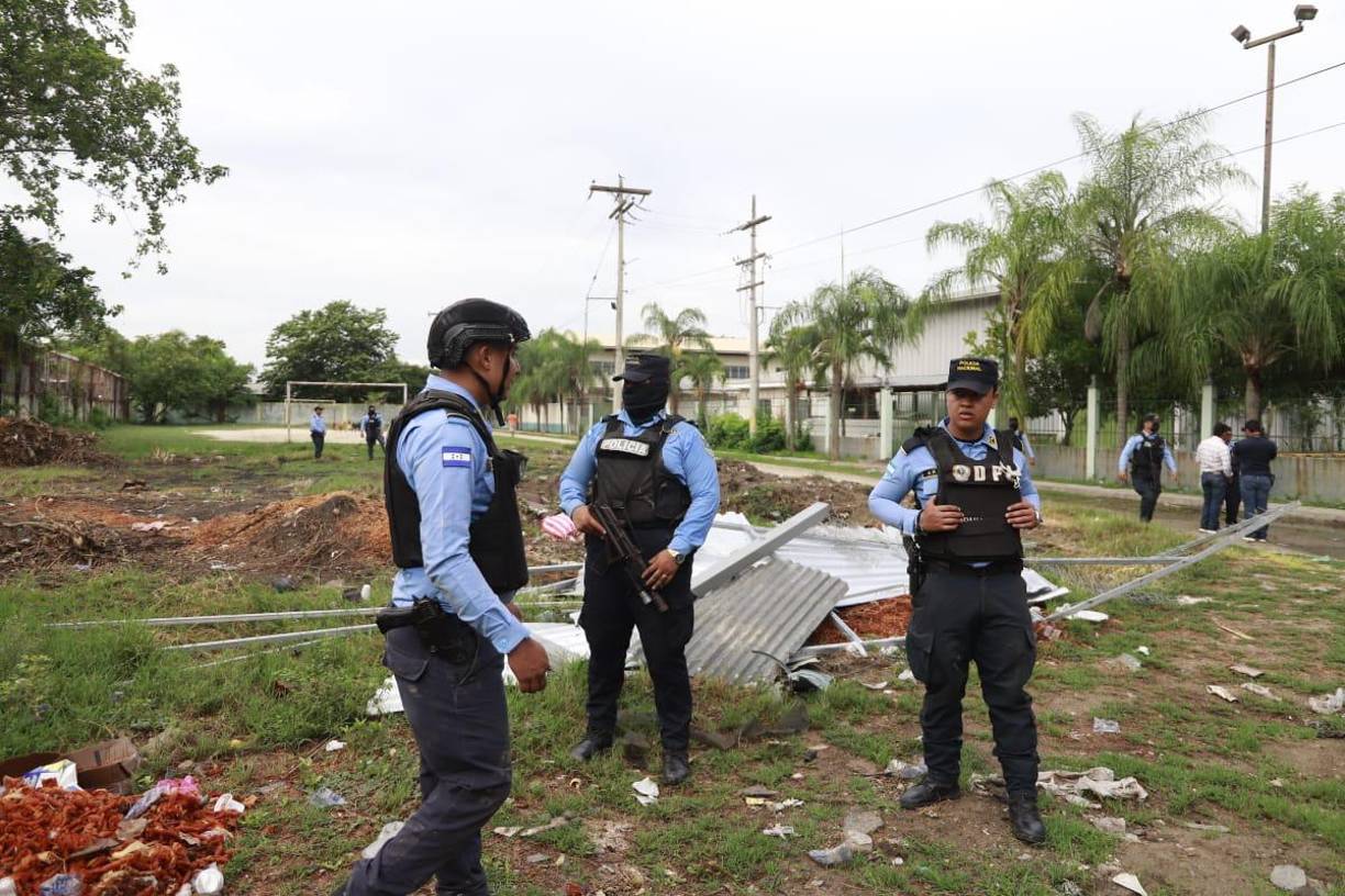 El comisionado Miguel Pérez Suazo informó que estos portones, no solo mantenían el control de la zona, sino que eran una nueva modalidad de extorsión bajo un “falso servicio de seguridad privada”.