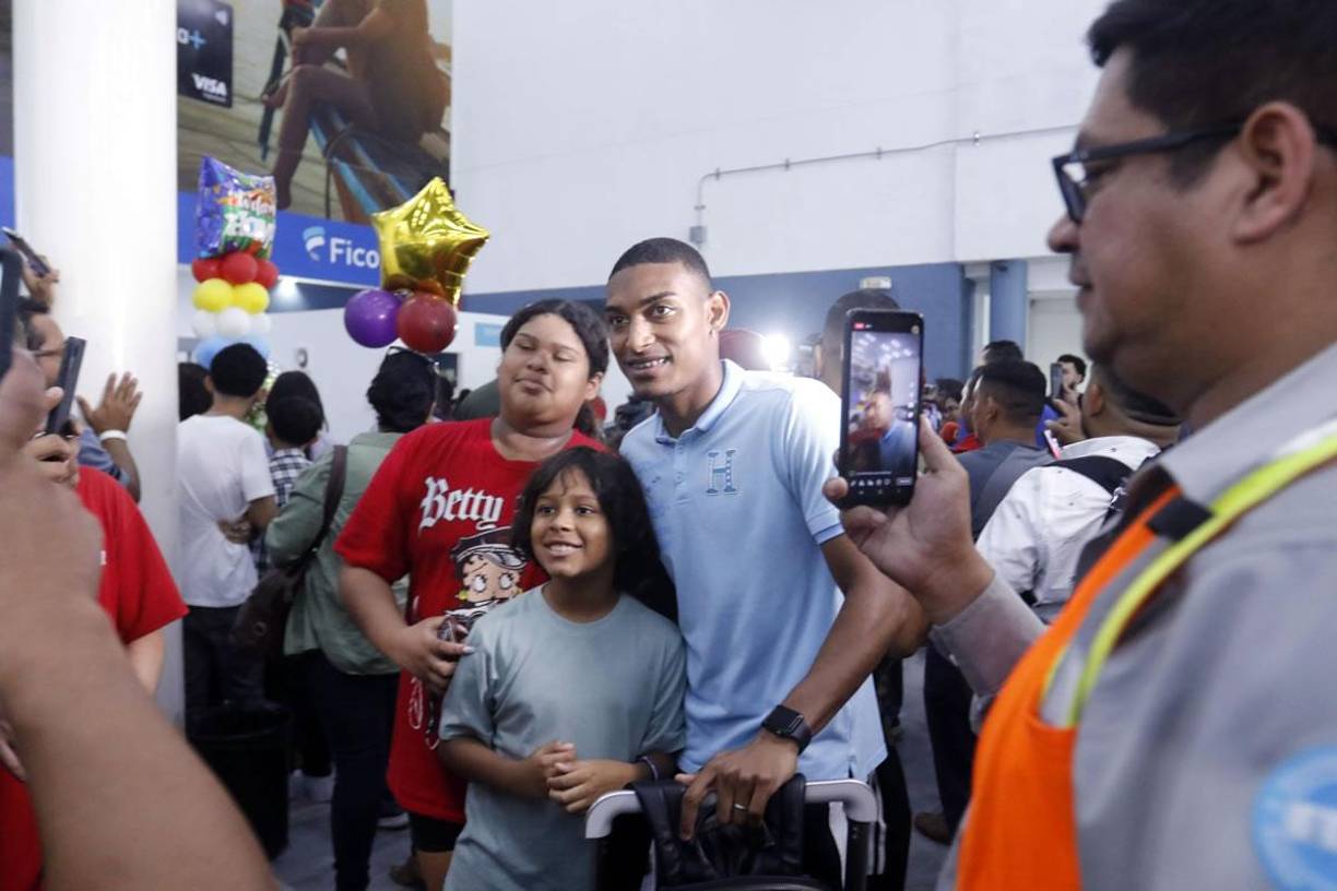 Joseph Rosales, que jugó muy bien en los dos partidos ante México, sonriendo a la par de aficionadas catrachas.