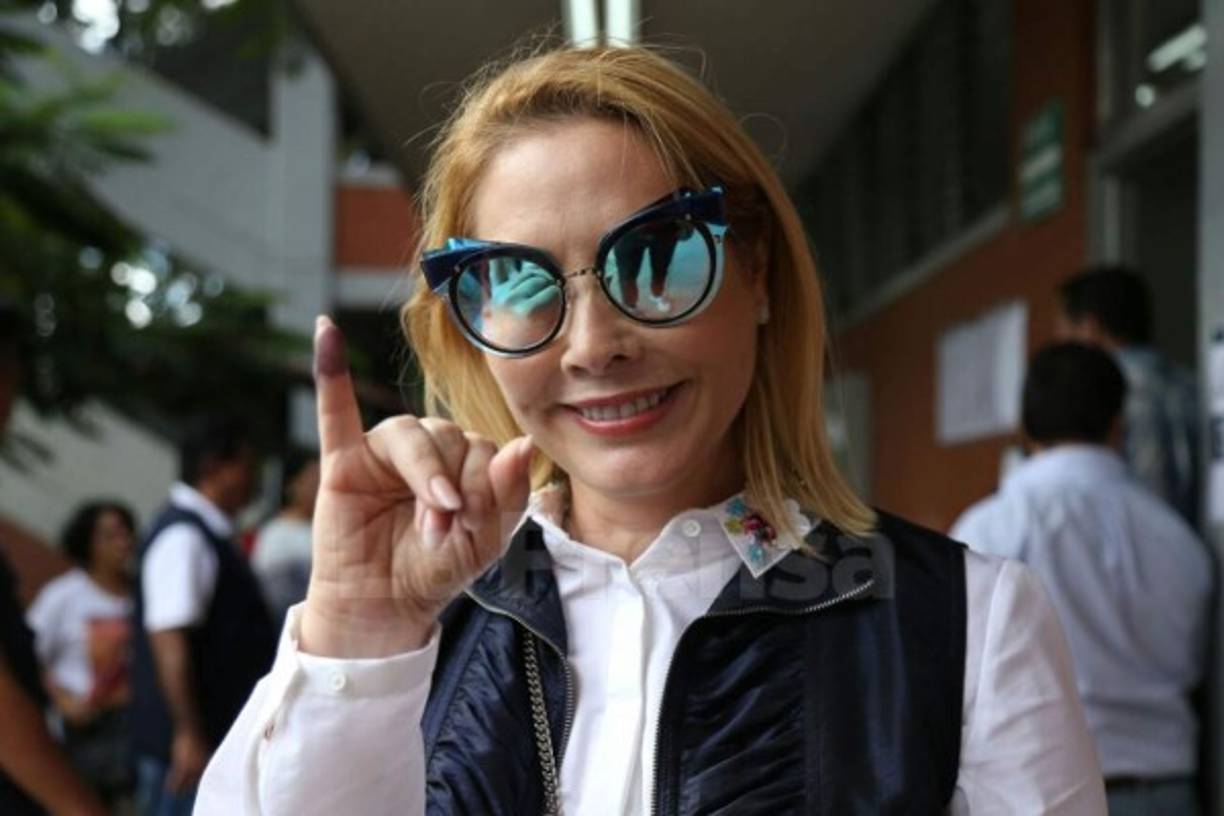 Lissette del Cid de Asfura, esposa del edil capitalino, llegó a su lado para darle todo su apoyo en la reelección a la alcaldía.<br/>