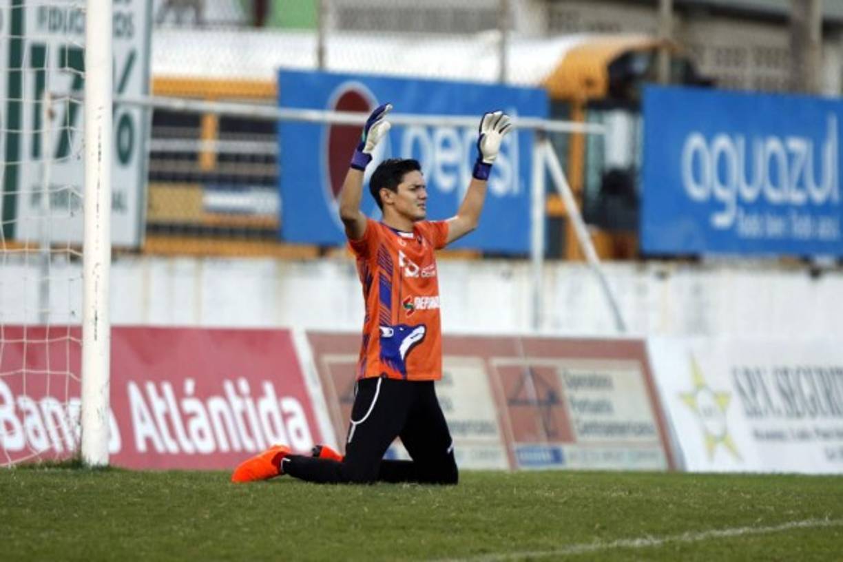 El portero de la UPN, Bryan Cruz, orando a Dios antes del partido contra Platense.