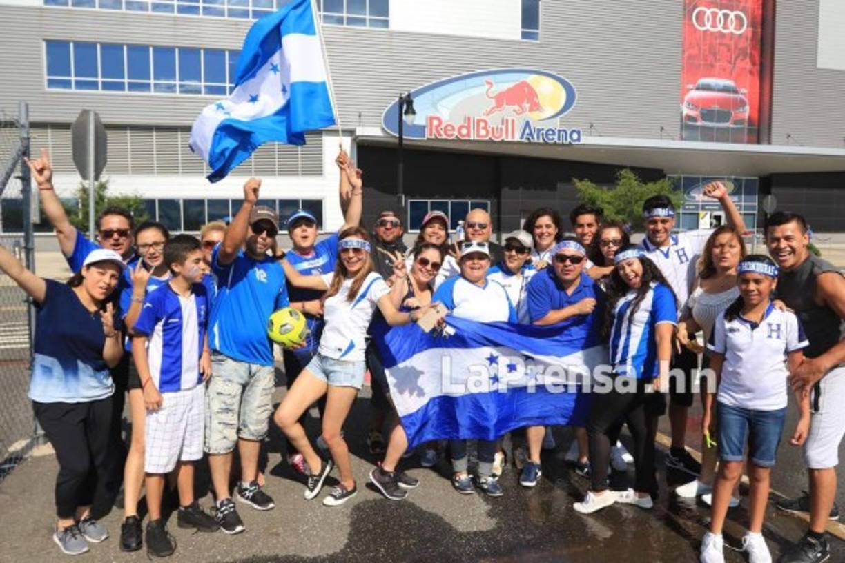 Hondureños calentaron el ambiente en las afueras del Estadio Red Bull.