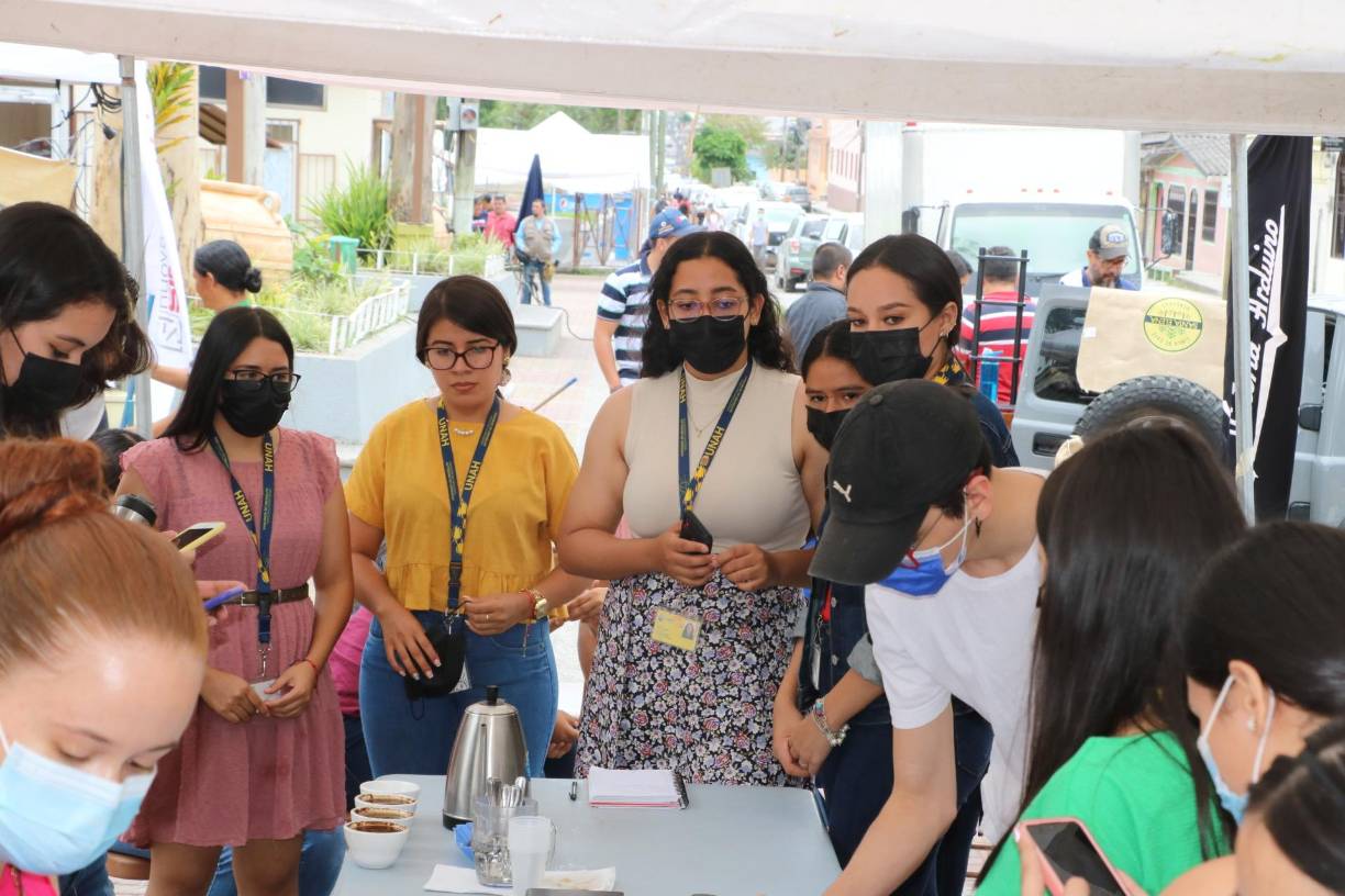 Desde emprendedores hasta estudiantes son involucrados en las actividades. 