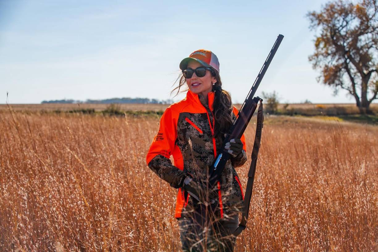 El presidente electo de EE.UU, Donald Trump, ha elegido a la gobernadora de Dakota del Sur, Kristi Noem, para ocupar la secretaría del Departamento de Seguridad Nacional, informó este martes la cadena CNN que cita a fuentes familiarizadas con el proceso.