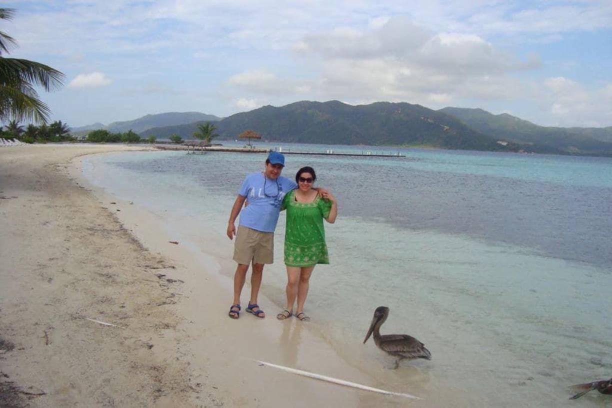 En la reciente publicación, García Carías publicó fotos inéditas de ella junto Juan Orlando en una playa. 