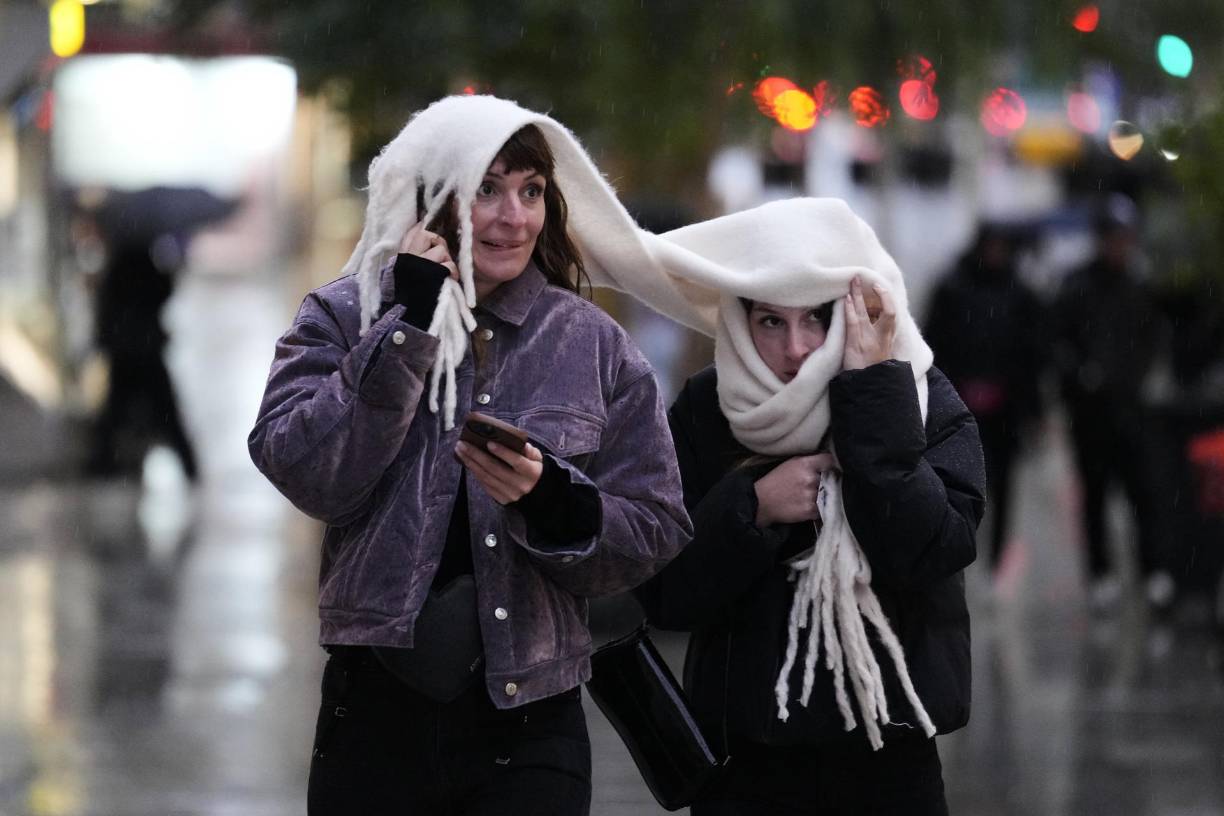 Por su parte, el gestor de la infraestructura ferroviaria Adif ha suspendido el servicio de alta velocidad que une Madrid y Málaga, entre Antequera y Málaga, tramo en el que tampoco opera el servicio de ancho convencional, y la Empresa Malagueña de Transportes (EMT) ha comunicado la suspensión del servicio de todas las líneas de autobuses municipales en la ciudad. 