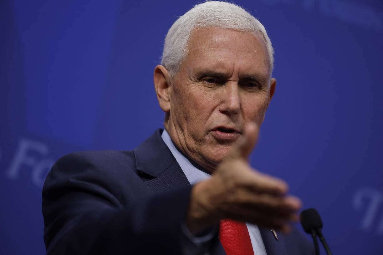 Mike Pence: Después de años de lealtad inquebrantable a <b>Trump</b>, su exvicepresidente cambió de tono tras el asalto al Capitolio el 6 de enero de 2021 por parte de militantes trumpistas.