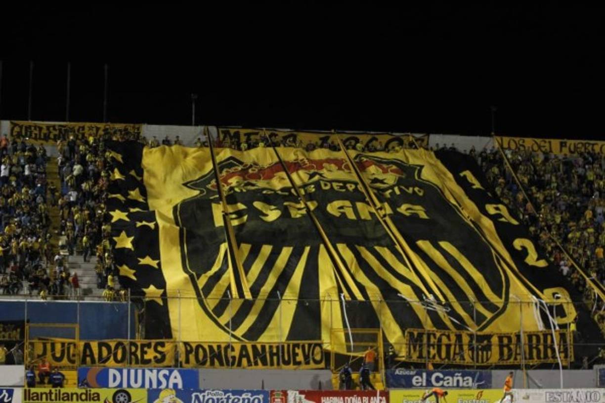 La afición del Real España alentó a su equipo contra el Marathón con esta enorme manta.