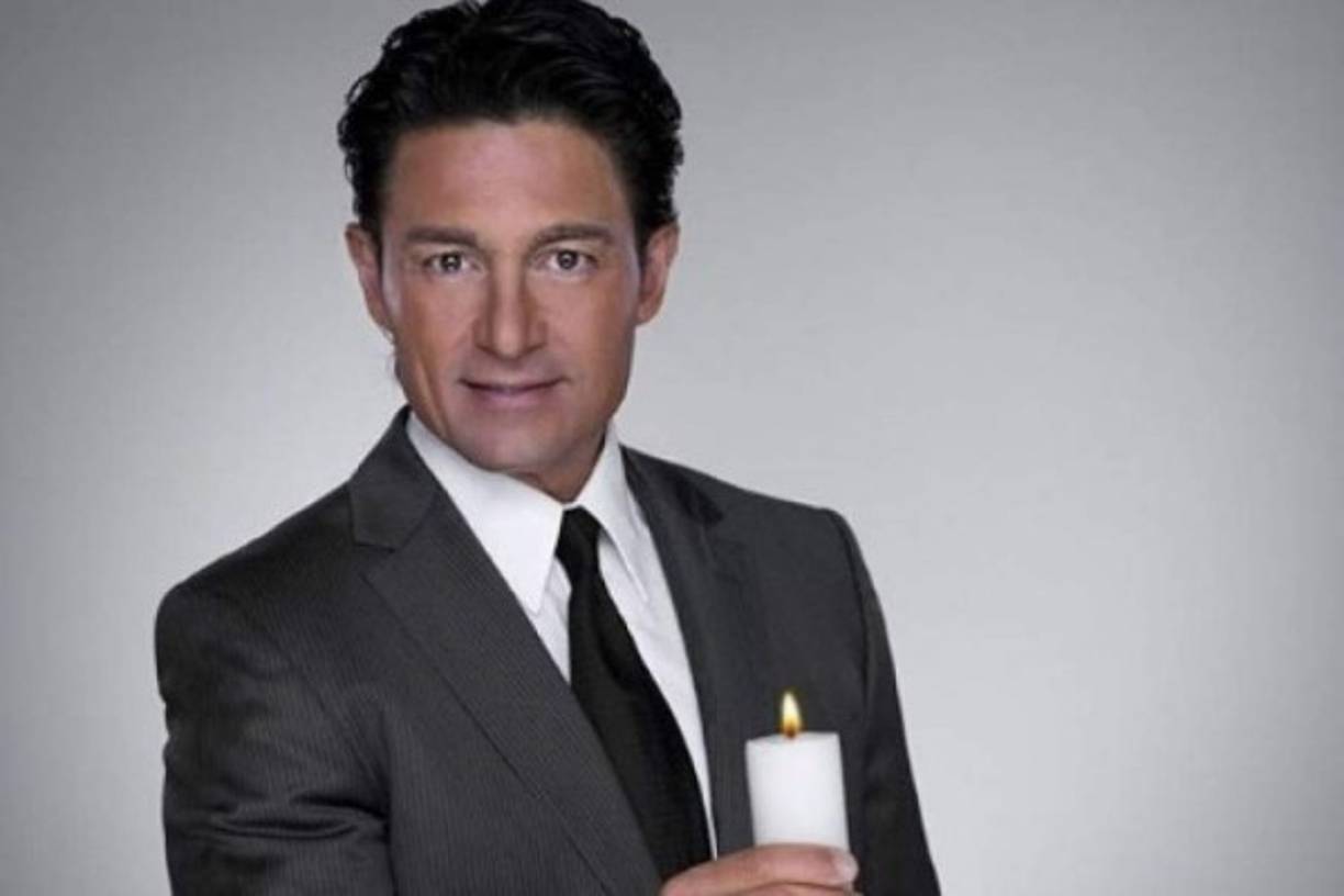 A pesar de los rumores y de que su última telenovela fue 'Pasión y poder', en 2015, Fernando sigue percibiendo su sueldo mensual por ser actor exclusivo de Televisa, por lo que no sería de extrañar que próximamente lo veamos en un nuevo proyecto.