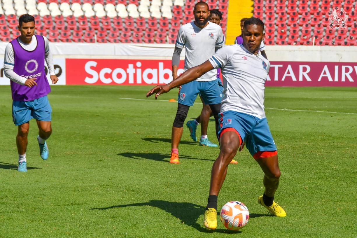 Brayan Beckeles es uno de los líderes en la zaga central del Olimpia. El jugador se mostró concentrado en la última práctica.