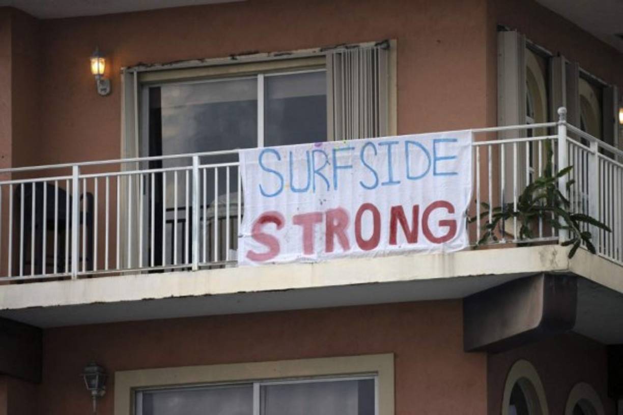 'Tenemos una amiga que pudo escapar del edificio con su marido', dijo el sábado a la AFP Gina Berlin, de 54 años, que vive en la zona desde 1992. 'Todavía estoy en shock y he venido a rezar por los desaparecidos'.