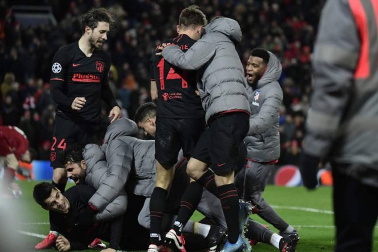 Los jugadores del Atlético se fueron encima de Morata para celebrar el gol de la sentencia.