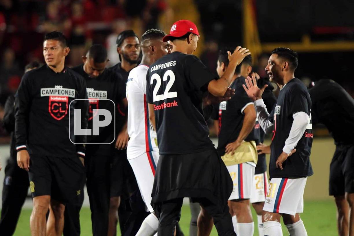 Los jugadores del Olimpia celebrando tras el pitazo final del partido en la cancha del estadio Alejandro Morera Soto.