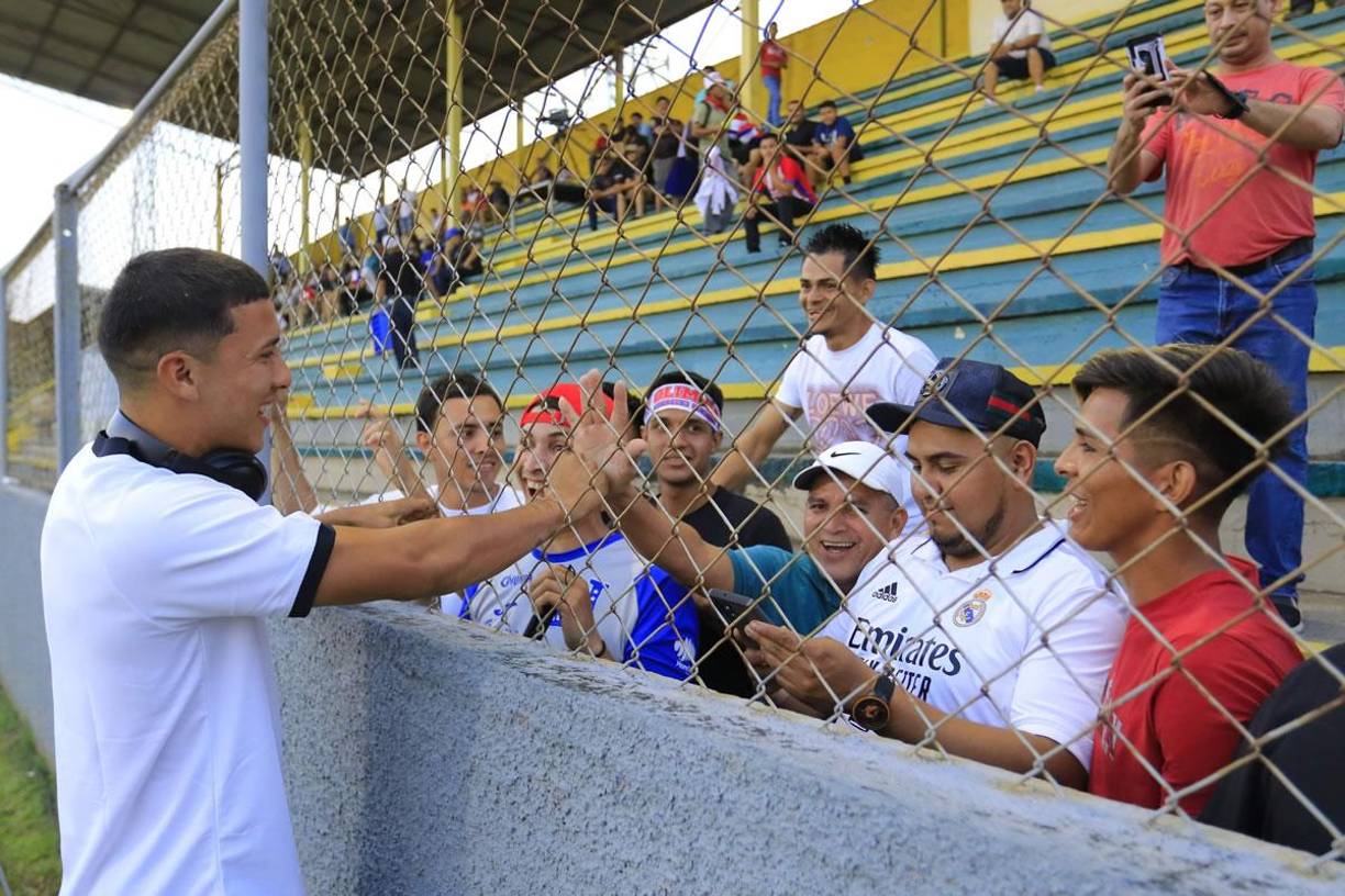 Kevin López saludando a sus amigos en el Humberto Micheletti. 