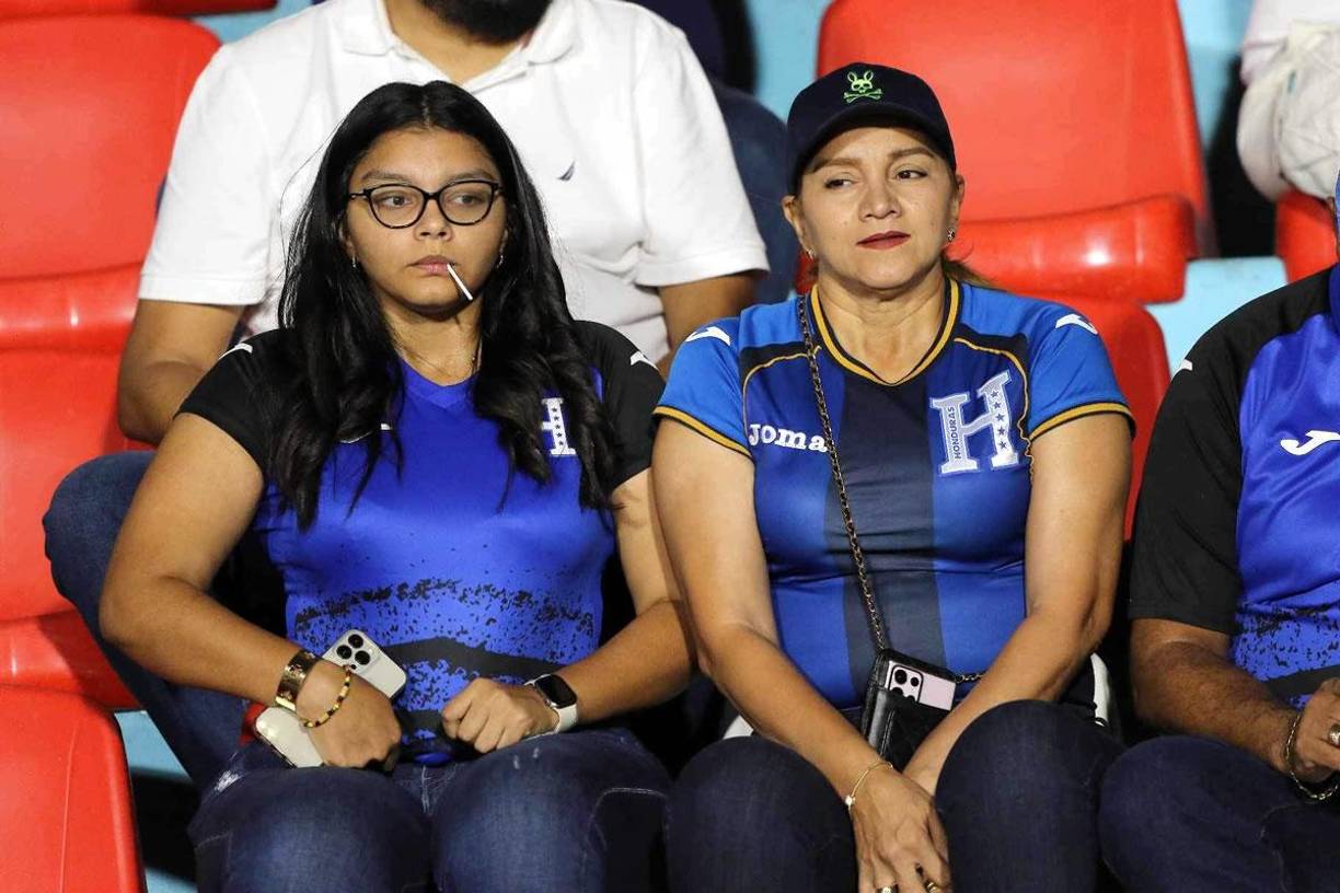 Periodistas y novia de seleccionado: las bellezas del Honduras-Granada