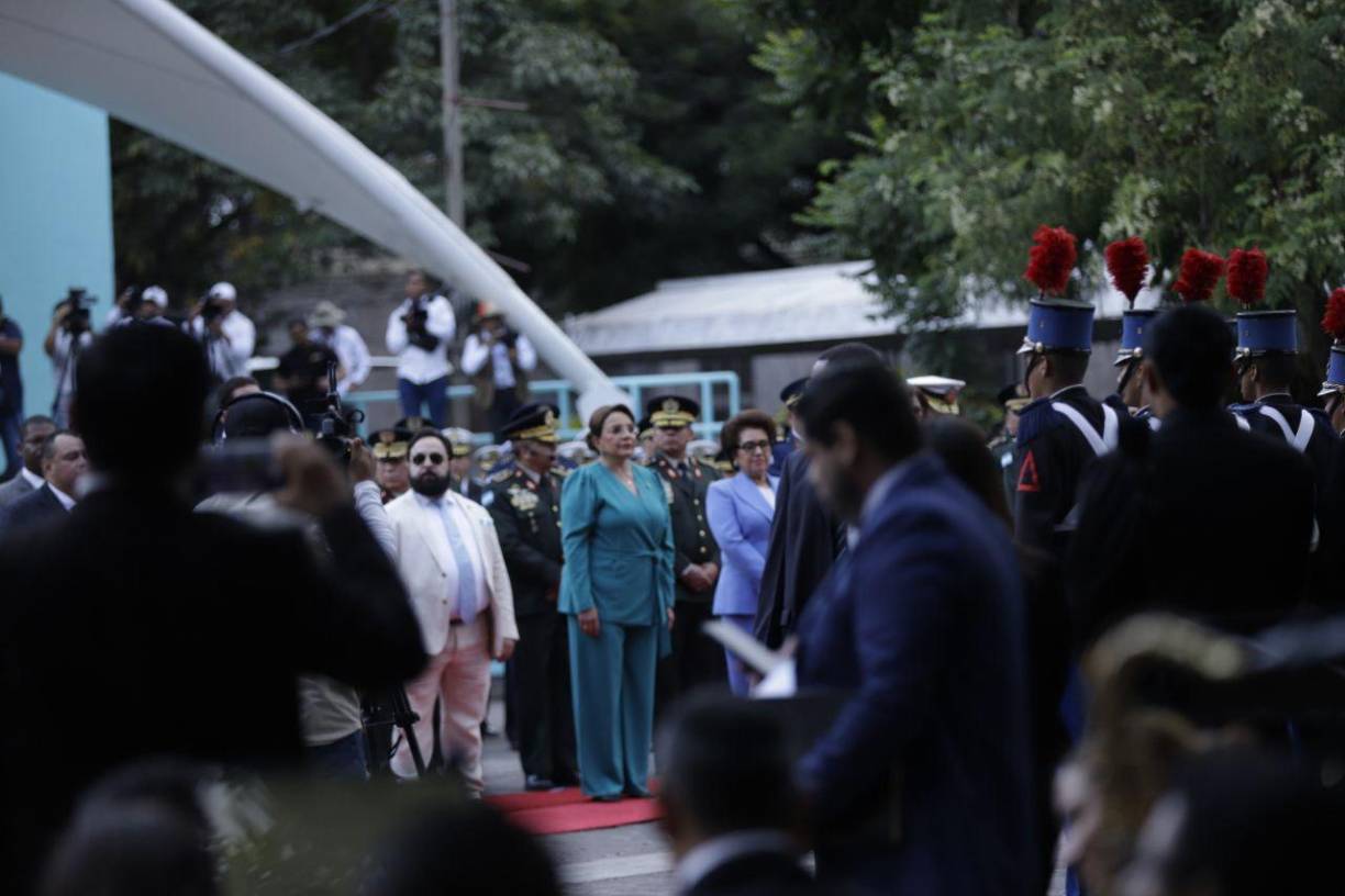La ceremonia se llevó a cabo frente a la estatua del prócer Francisco Morazán, en el centro de Tegucigalpa.