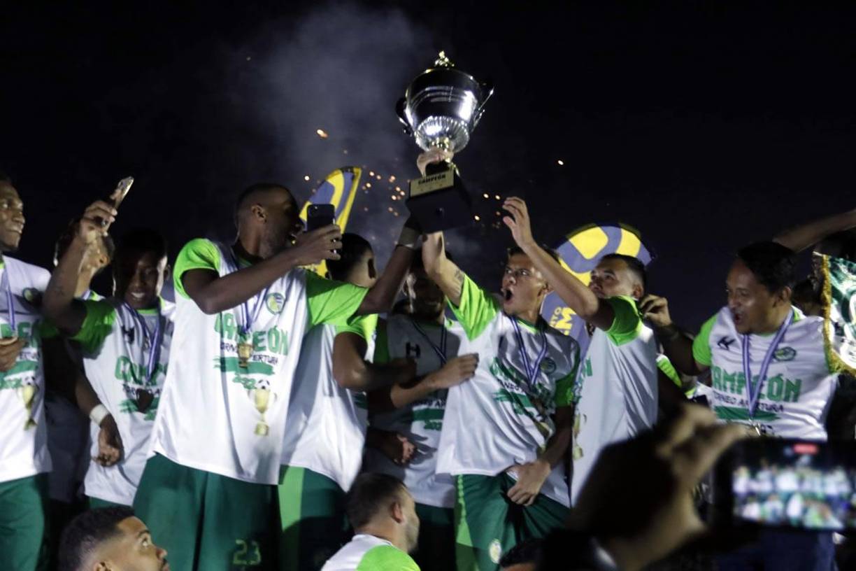 Así celebraron los jugadores del Juticalpa FC con el trofeo de campeones del Torneo Apertura 2022 de la Liga de Ascenso.