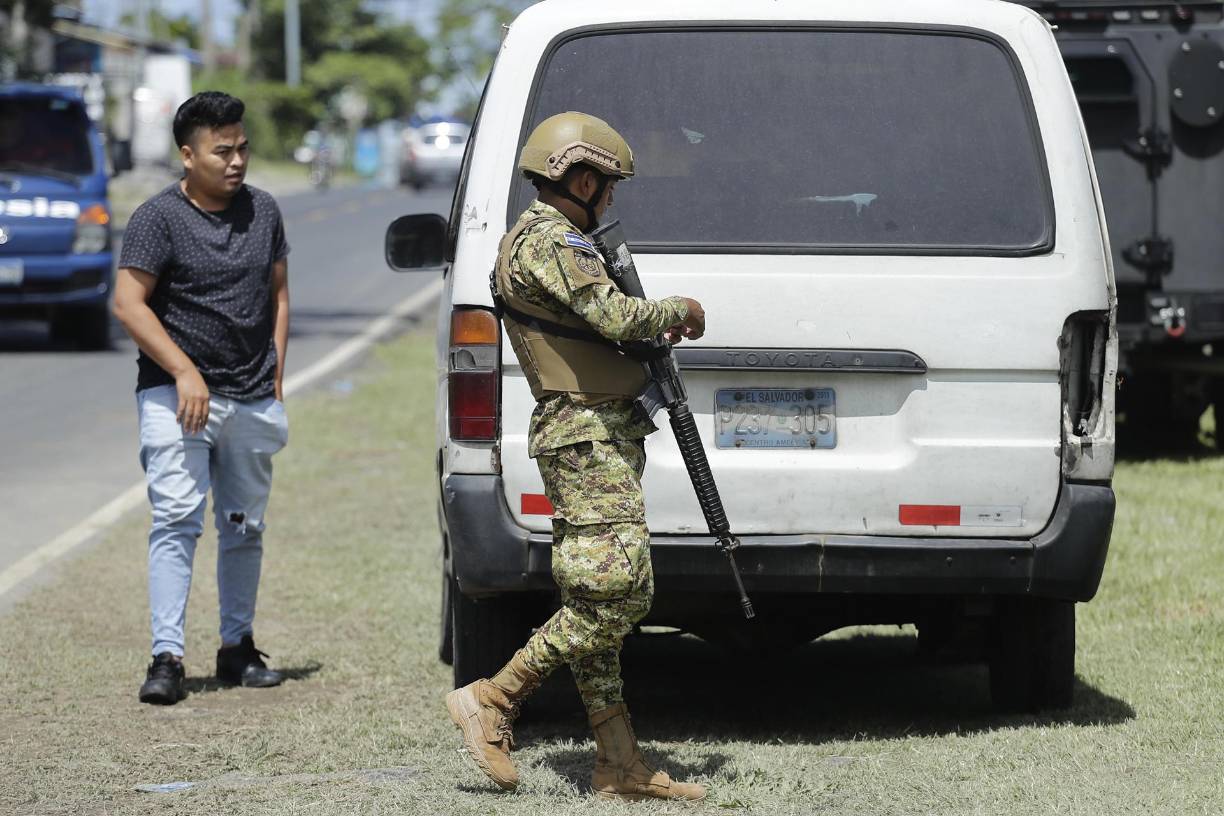 En diferentes carreteras de Cabañas soldados y policías procedían a detener autobuses y vehículos particulares para pedir la identificación de las personas y evitar que pandilleros “huyan” de la justicia. 