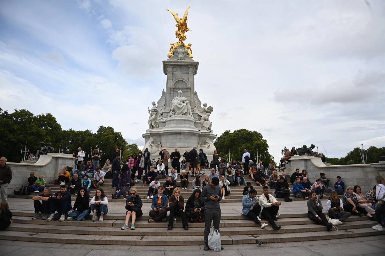 Una multitud se congrega frente al palacio de Buckingham ante temor por salud de Isabel II